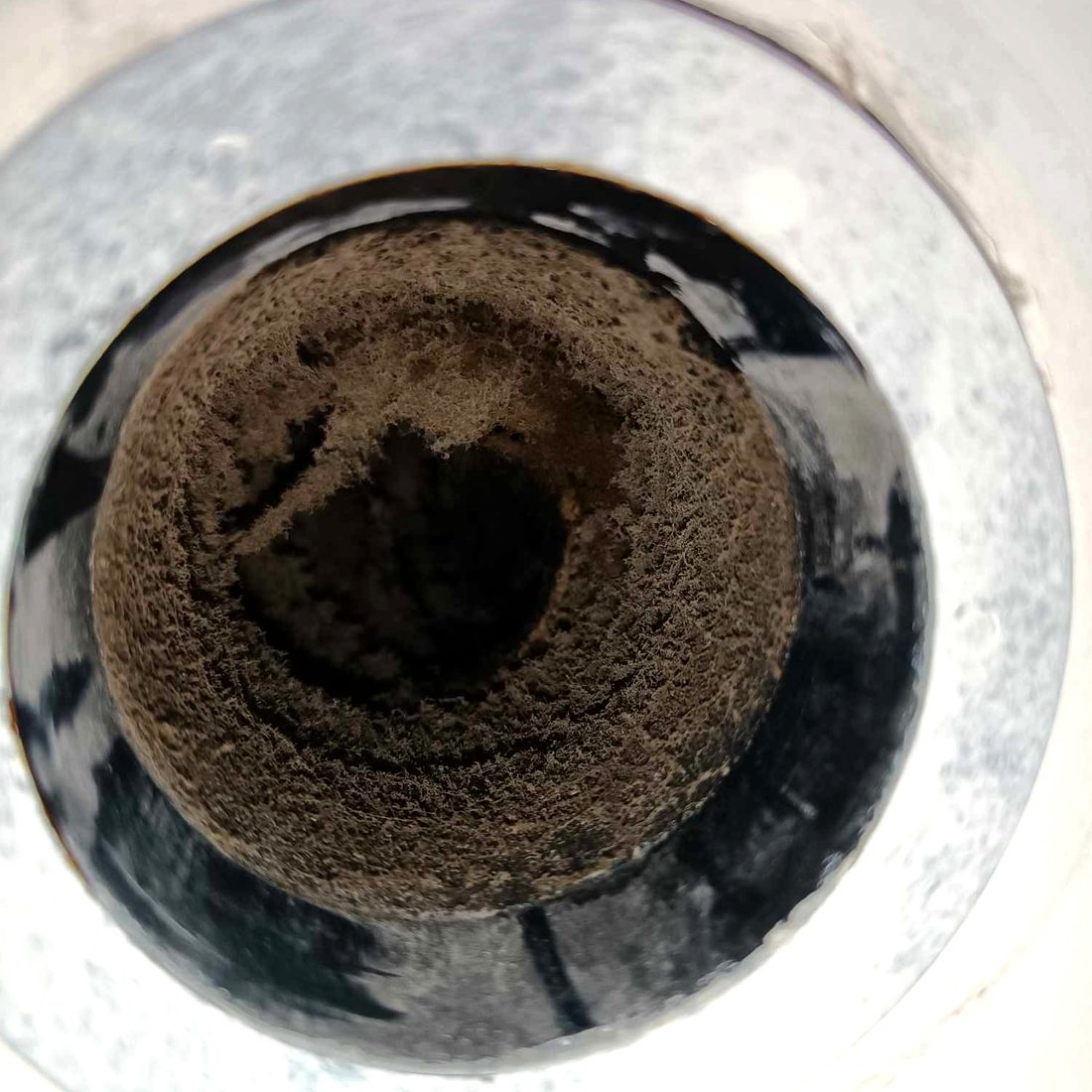 Conduit de VMC obstrué par un dépôt épais avant intervention sur le réseau